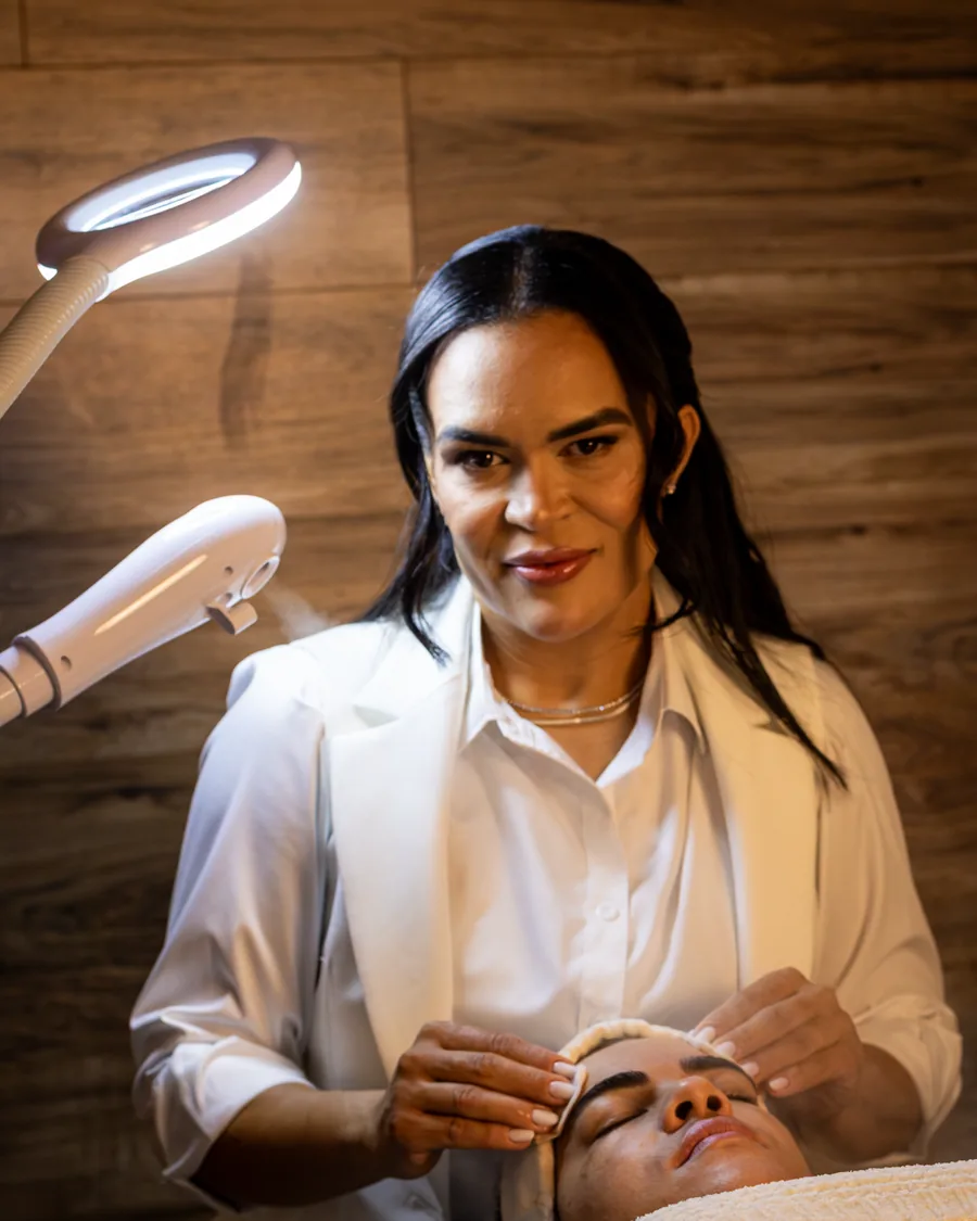 Avaliação da pele com lupa de luz