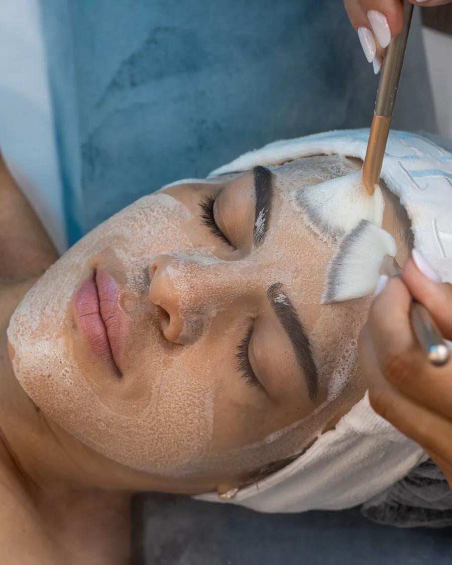 Aplicação de máscara facial