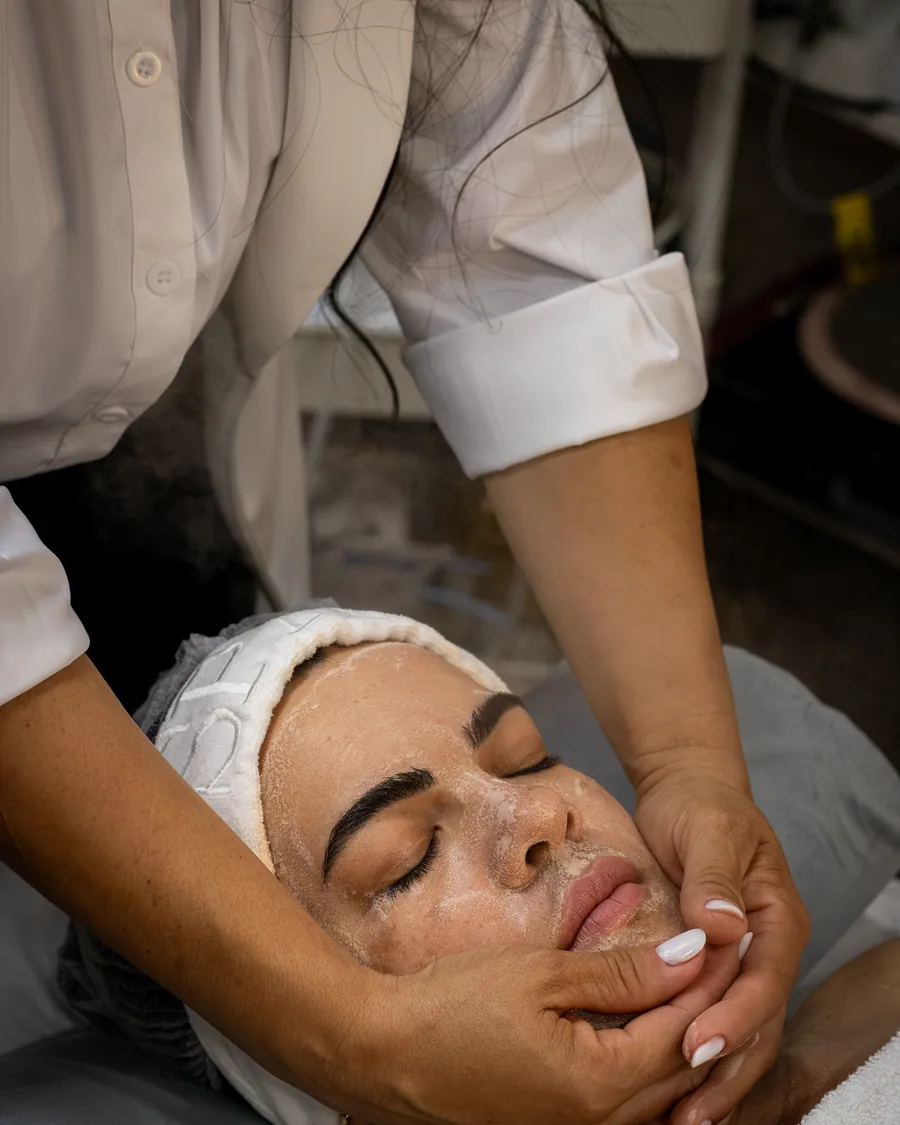 Massagem facial durante o atendimento