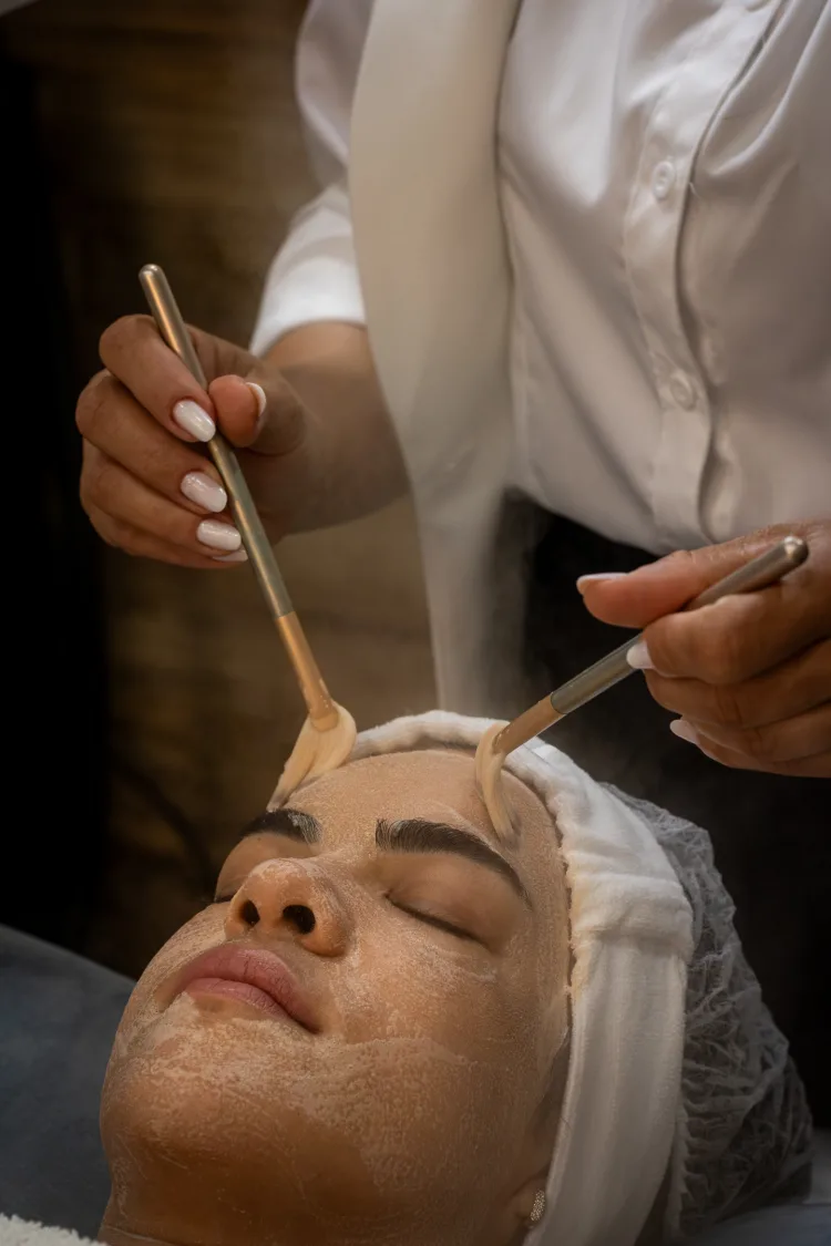 Aplicação de máscara facial
