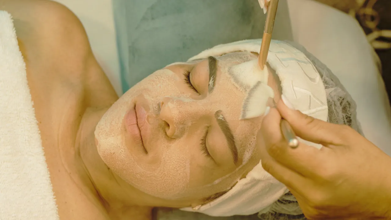 Aplicação de máscara facial em atendimento